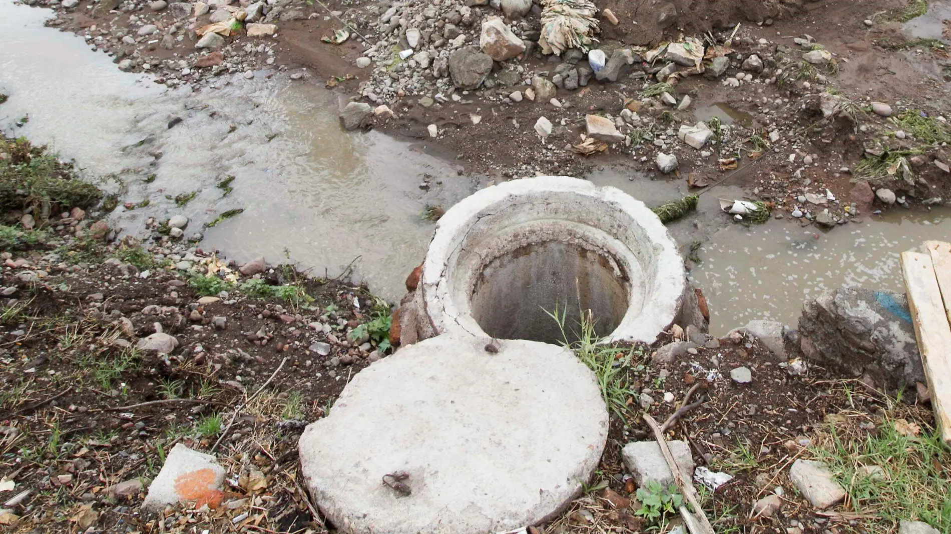 Con cada lluvia, se presentan consecuencias por la basura que se va al sistema de drenaje.  Foto César Ortiz.